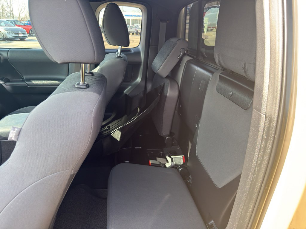 Used 2016 Toyota Tacoma TRD Sport image 31