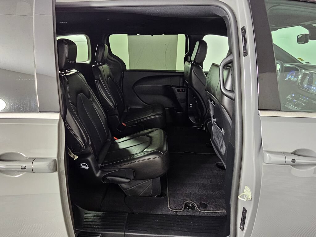 Used 2025 Chrysler Pacifica Select FWD image 36
