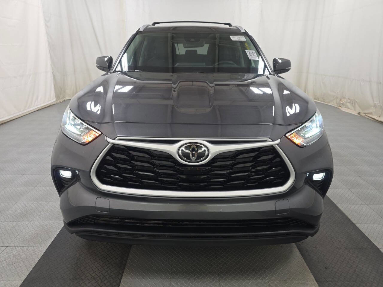 Used 2024 Toyota Highlander XLE image 2