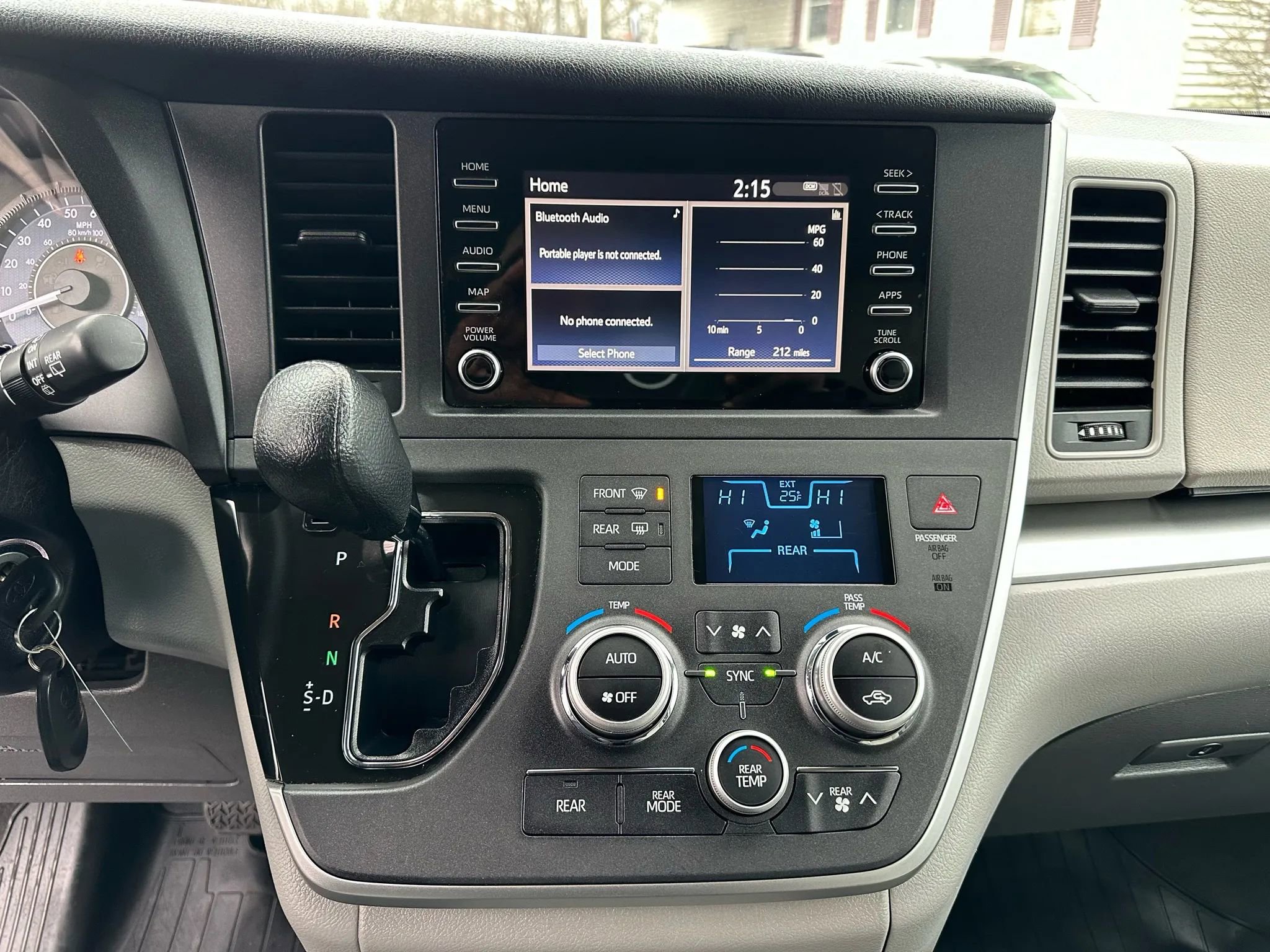 Used 2020 Toyota Sienna L image 25