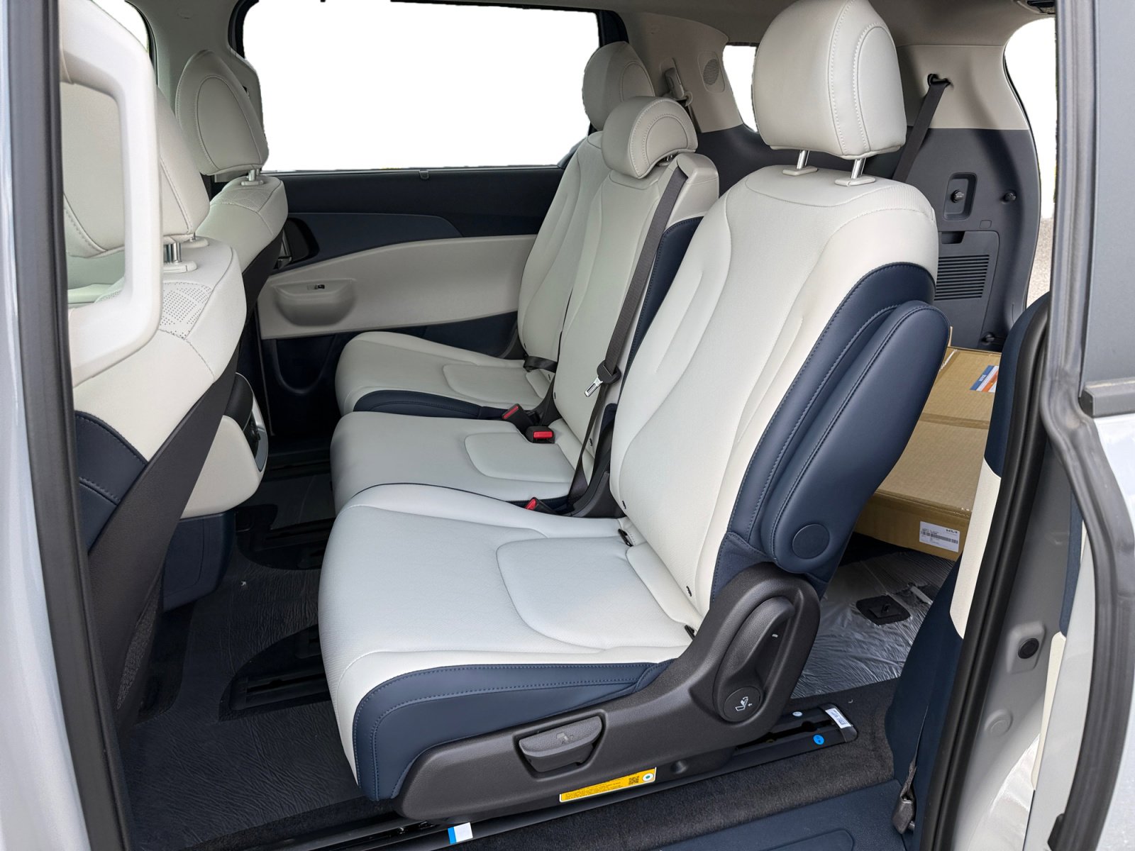New 2026 Kia Carnival EX FWD image 16