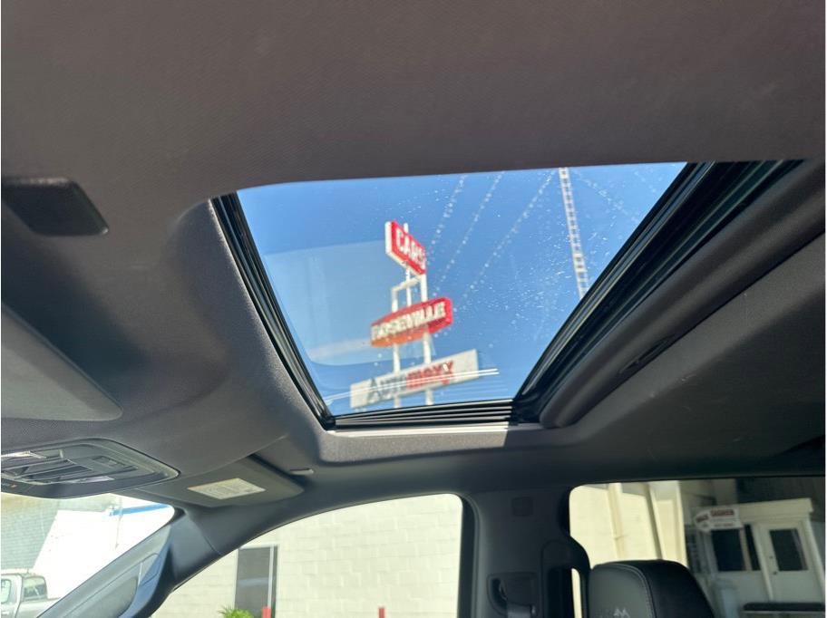 Used 2019 Chevrolet Silverado 1500 High Country w/ Technology Package AWD/4WD image 24