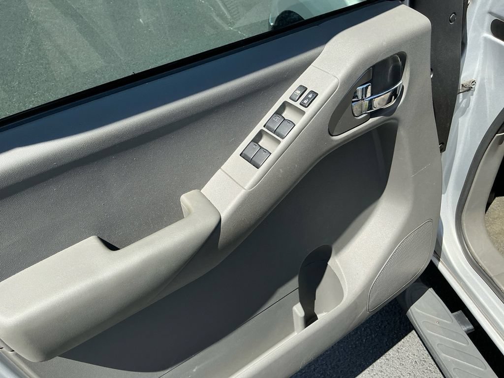 Used 2010 Nissan Frontier SE RWD image 3