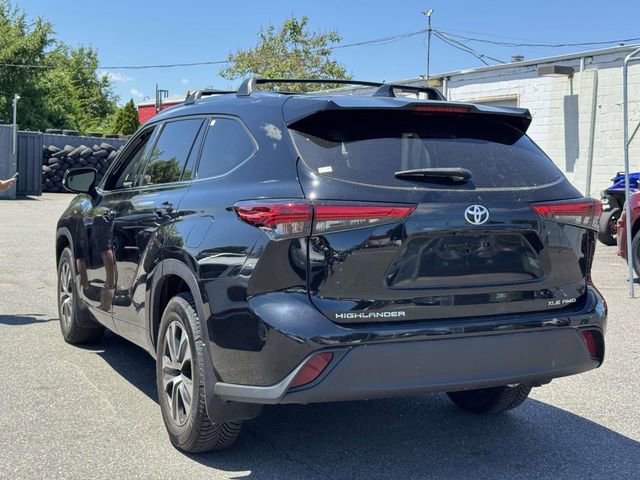 Used 2021 Toyota Highlander XLE AWD/4WD image 10