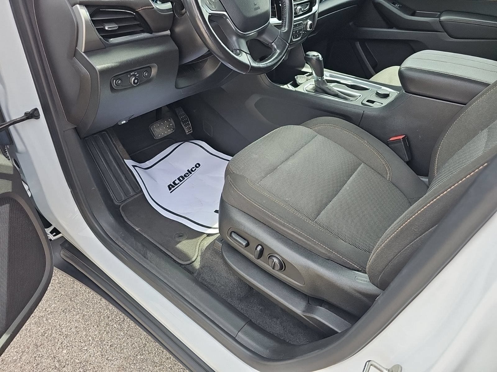 Used 2019 Chevrolet Traverse LT FWD image 12