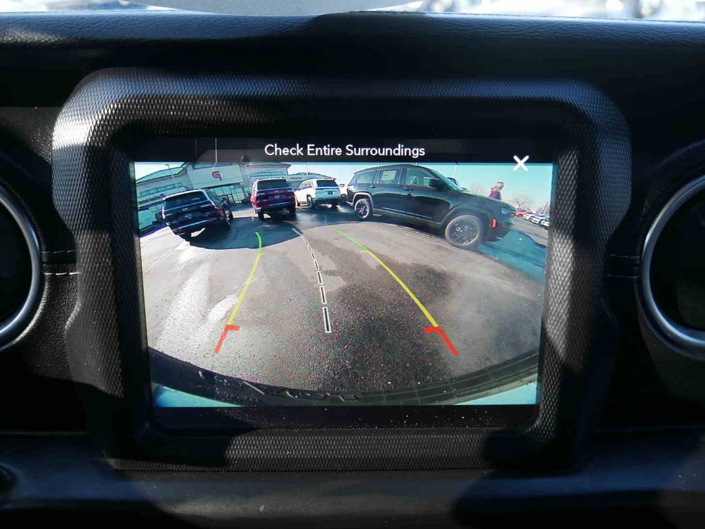 Used 2018 Jeep Wrangler Unlimited Sahara image 34