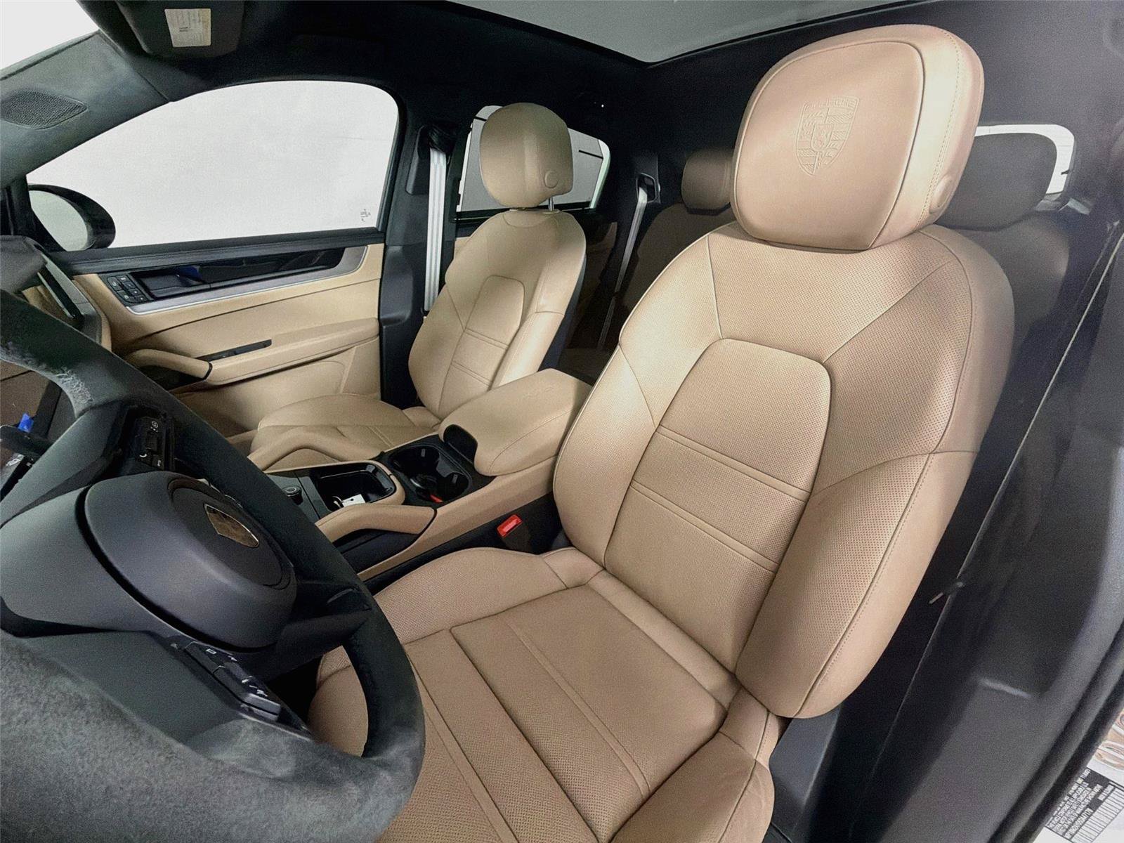 Certified 2025 Porsche Cayenne Turbo AWD/4WD image 5