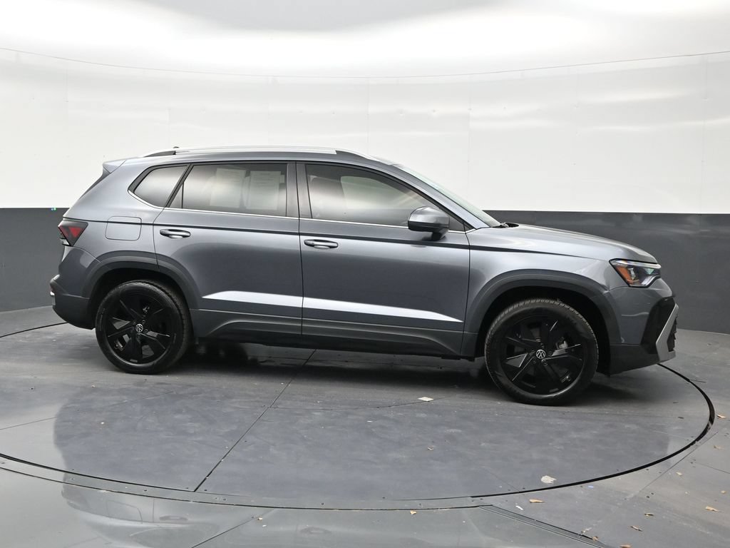 Used 2025 Volkswagen Taos SE FWD image 6