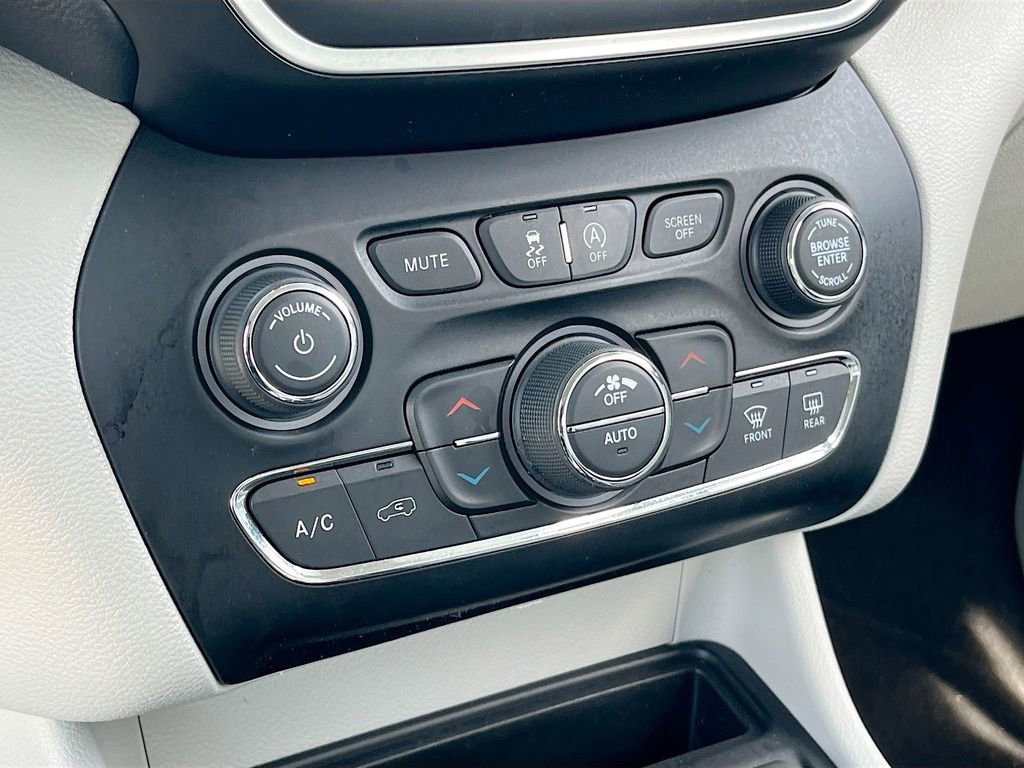 Certified 2020 Jeep Cherokee Latitude Plus w/ Comfort/Convenience Group FWD image 15