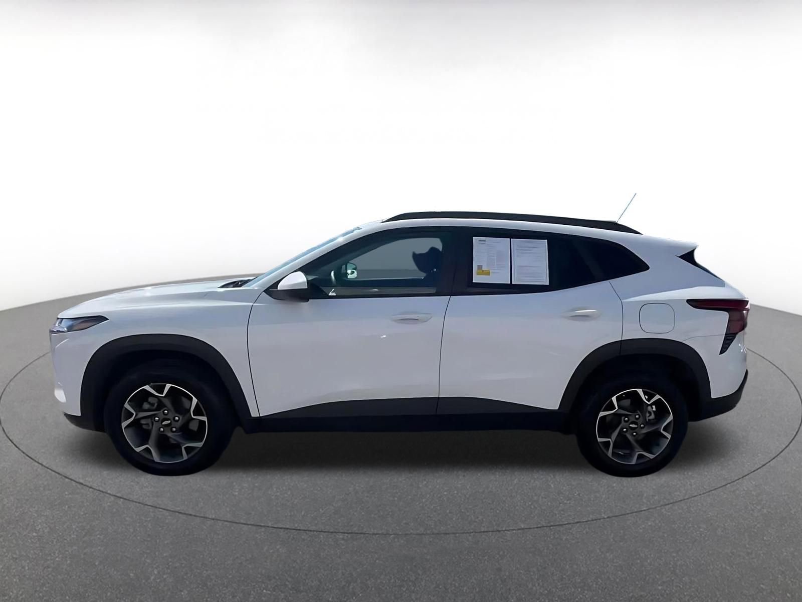 Used 2025 Chevrolet Trax LT w/ LT Convenience Package FWD image 8