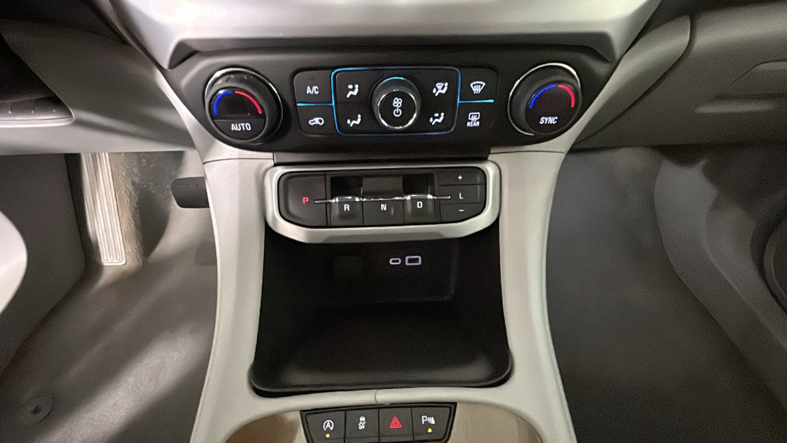 Used 2022 GMC Acadia SLE w/ LPO, Cargo Package AWD/4WD image 26