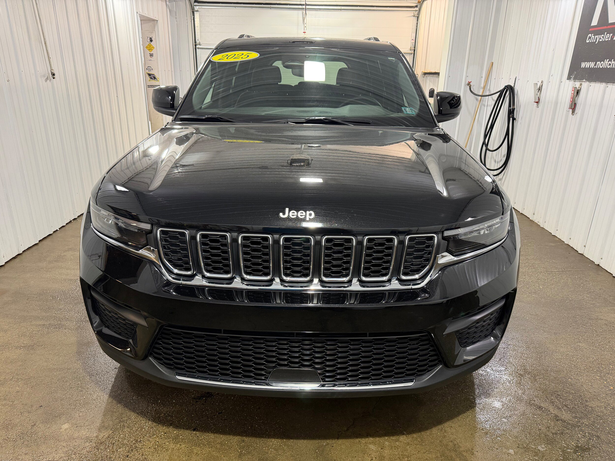 Used 2025 Jeep Grand Cherokee Laredo AWD/4WD image 3