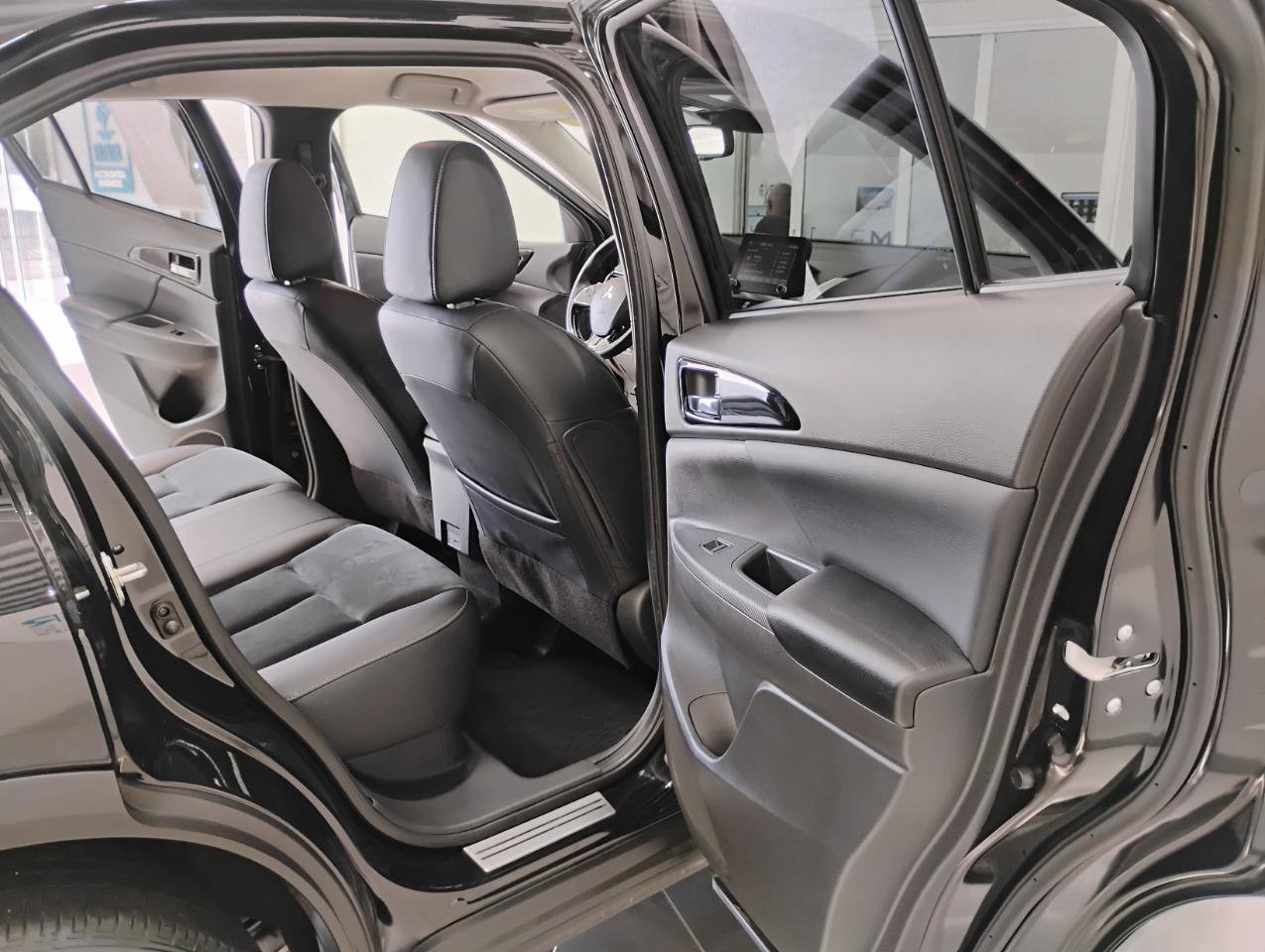 Used 2024 Mitsubishi Eclipse Cross SE image 33