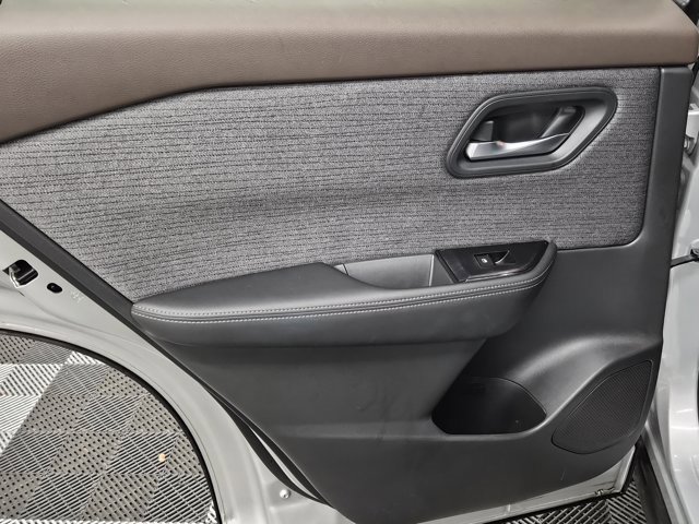 Used 2022 Nissan Rogue SV image 16