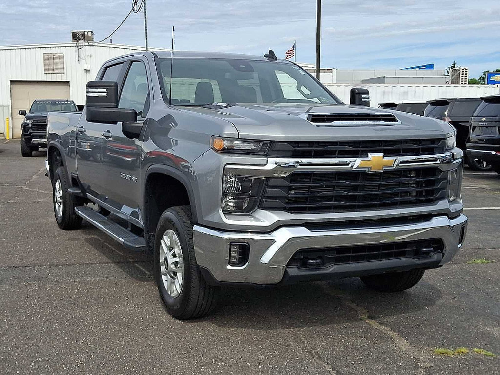Used 2025 Chevrolet Silverado 2500 LT w/ Convenience Package AWD/4WD image 2