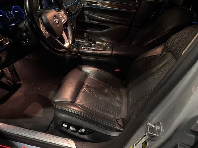 Used 2018 BMW 750i image 8