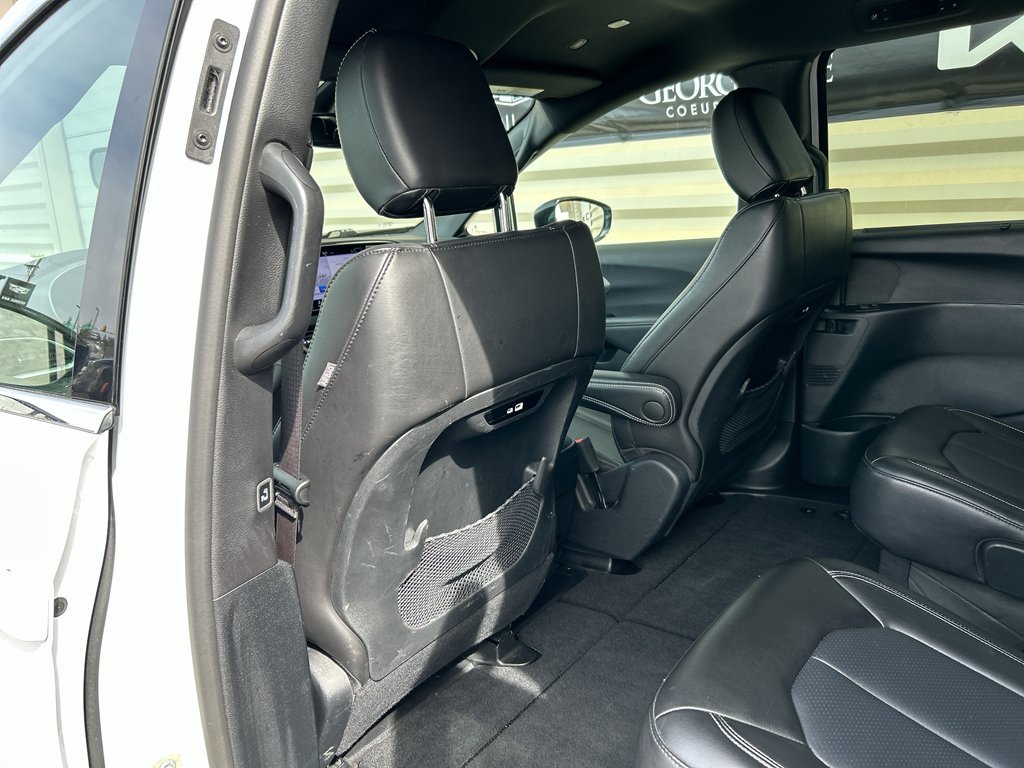 Used 2025 Chrysler Pacifica Select FWD image 12
