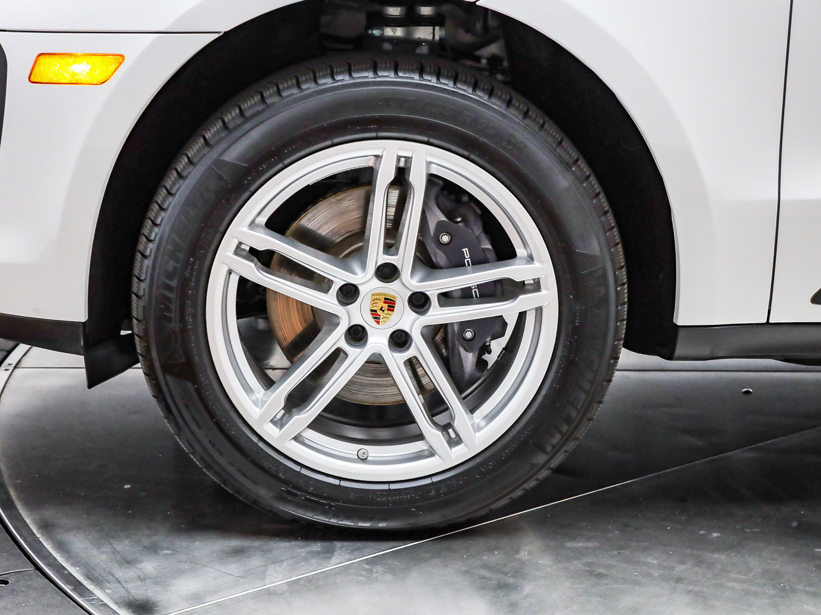 Certified 2025 Porsche Macan AWD/4WD image 10
