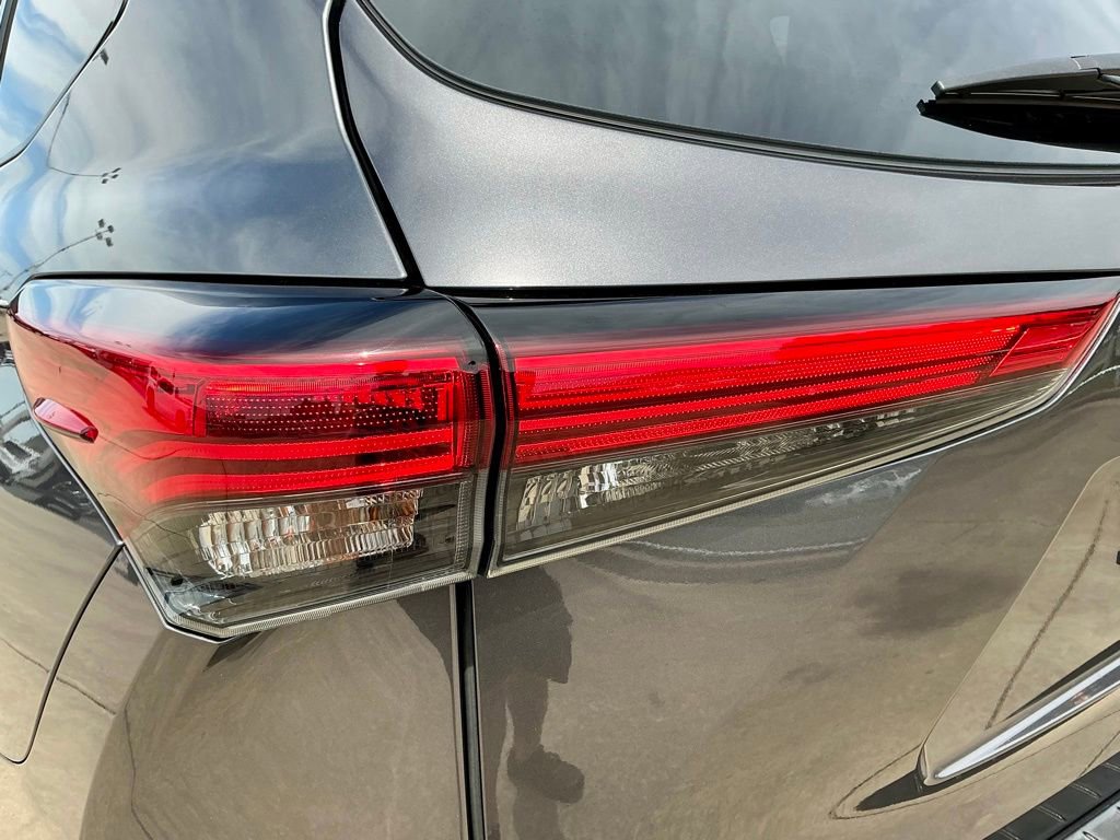 Used 2022 Toyota Highlander XSE FWD image 14