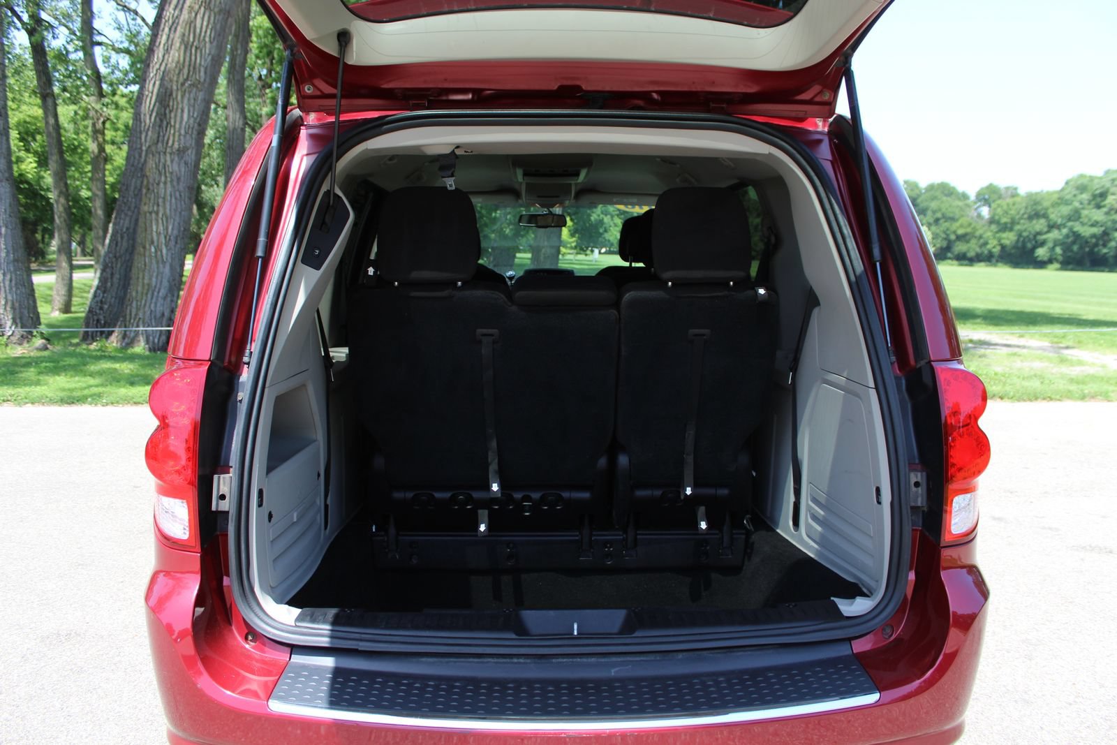Used 2016 Dodge Grand Caravan SXT w/ UConnect Hands-Free Group FWD image 21
