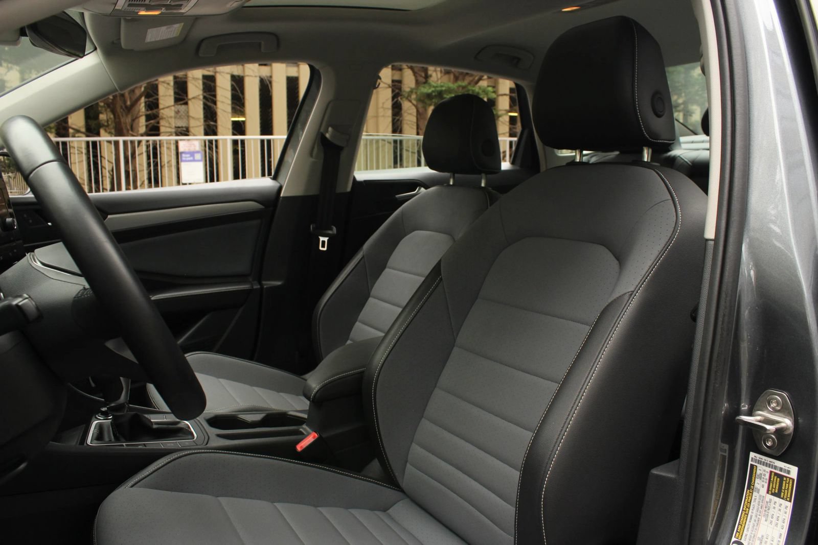 Used 2025 Volkswagen Jetta SE FWD image 16