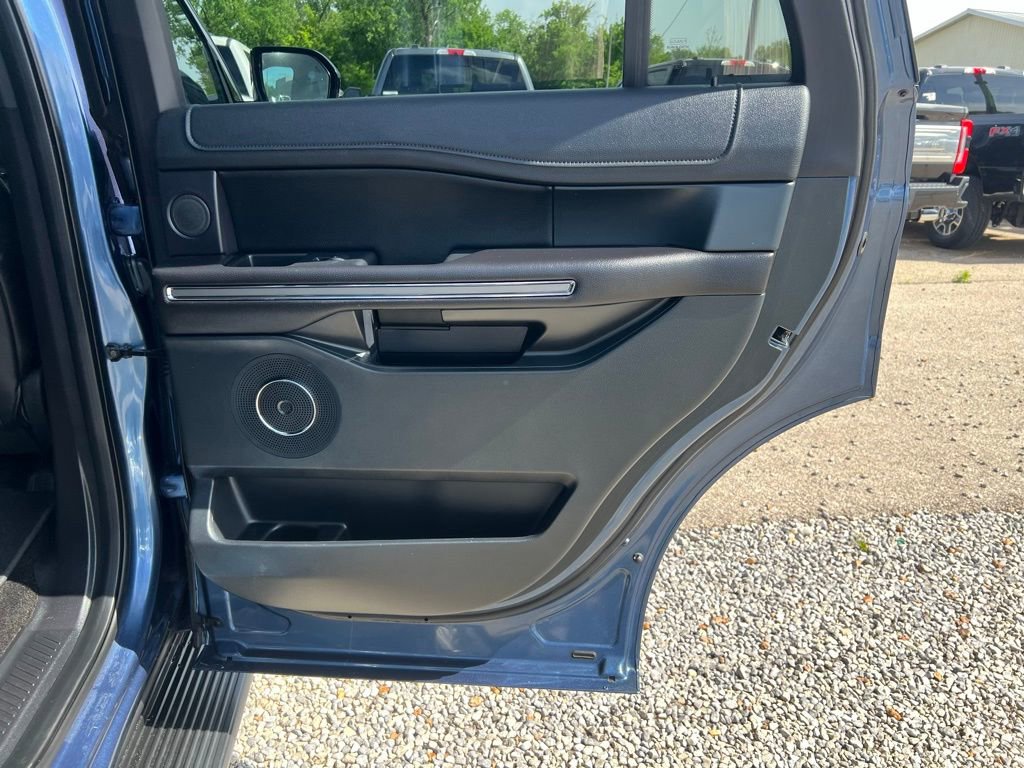 Used 2018 Ford Expedition XLT w/ Equipment Group 202A AWD/4WD image 18