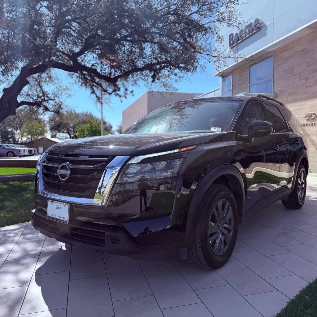 Used 2025 Nissan Pathfinder SV FWD image 2
