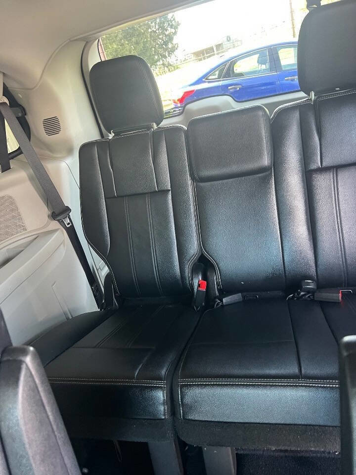 Used 2015 Chrysler Town & Country Touring image 9