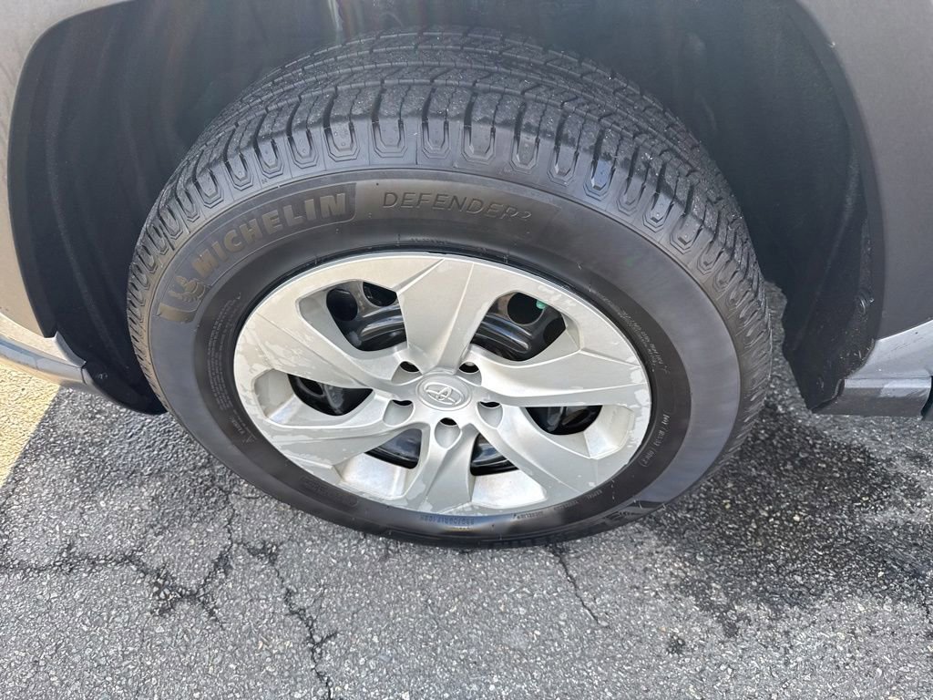 Used 2021 Toyota RAV4 LE image 31