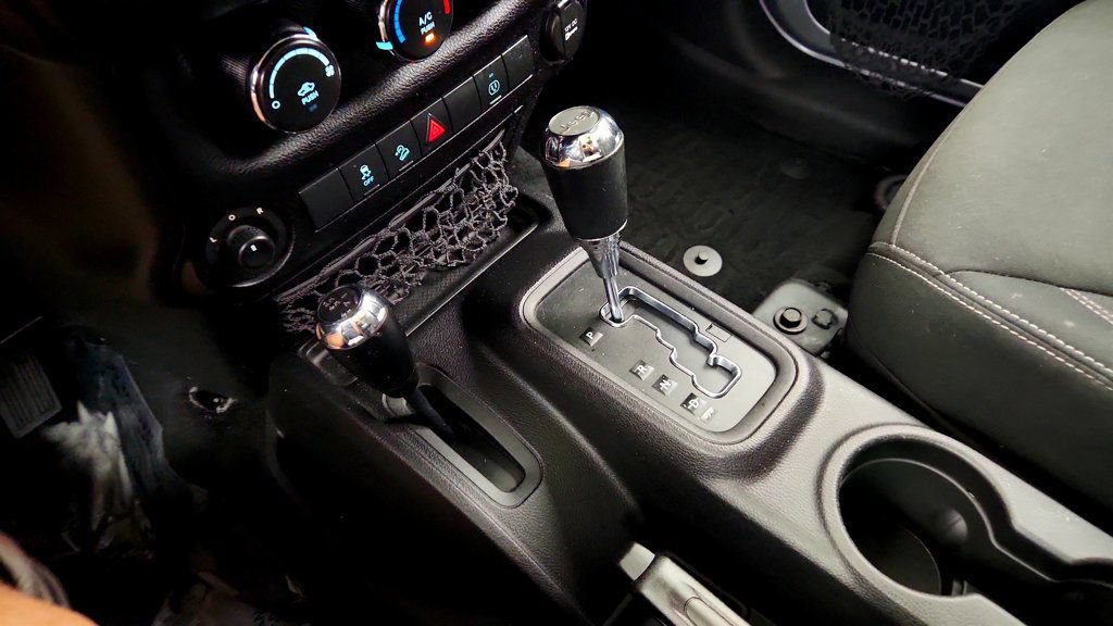 Used 2015 Jeep Wrangler Unlimited Sahara w/ Connectivity Group AWD/4WD image 15