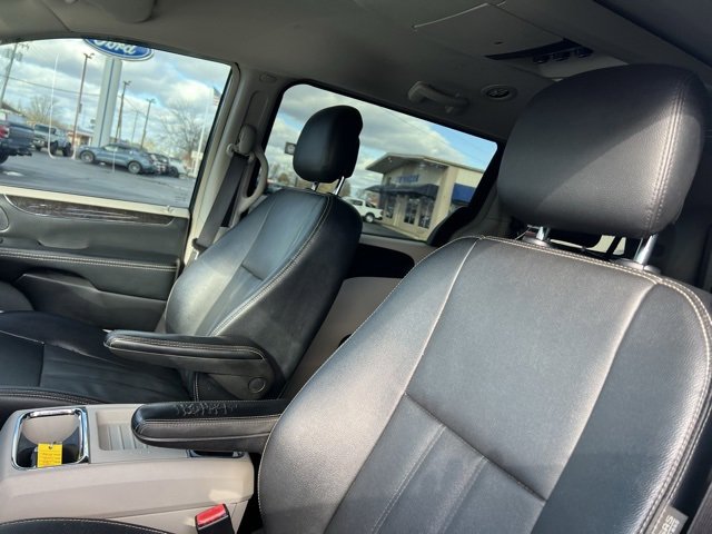 Used 2016 Chrysler Town & Country Touring image 6