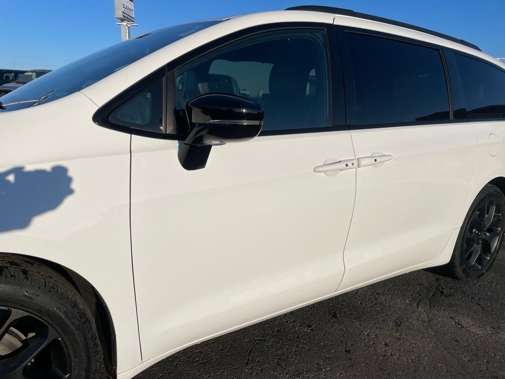 Used 2025 Chrysler Pacifica Limited FWD image 36