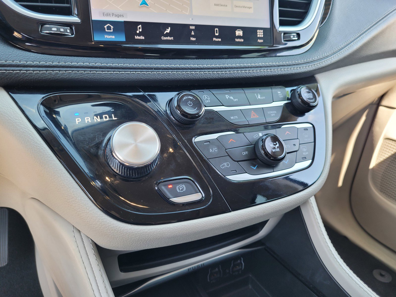 Used 2023 Chrysler Pacifica Limited image 19