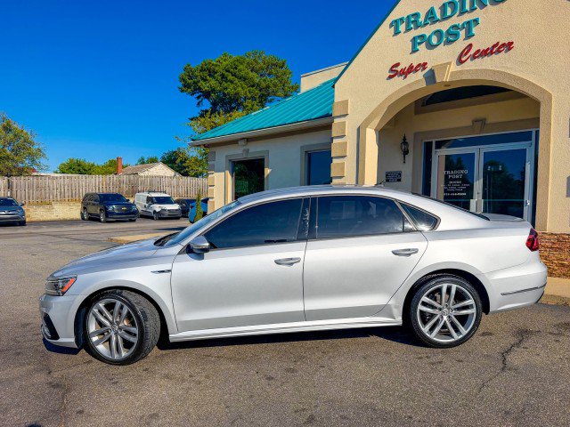 Used 2018 Volkswagen Passat 2.0T R-Line w/ R-Line Lighting Package FWD image 27