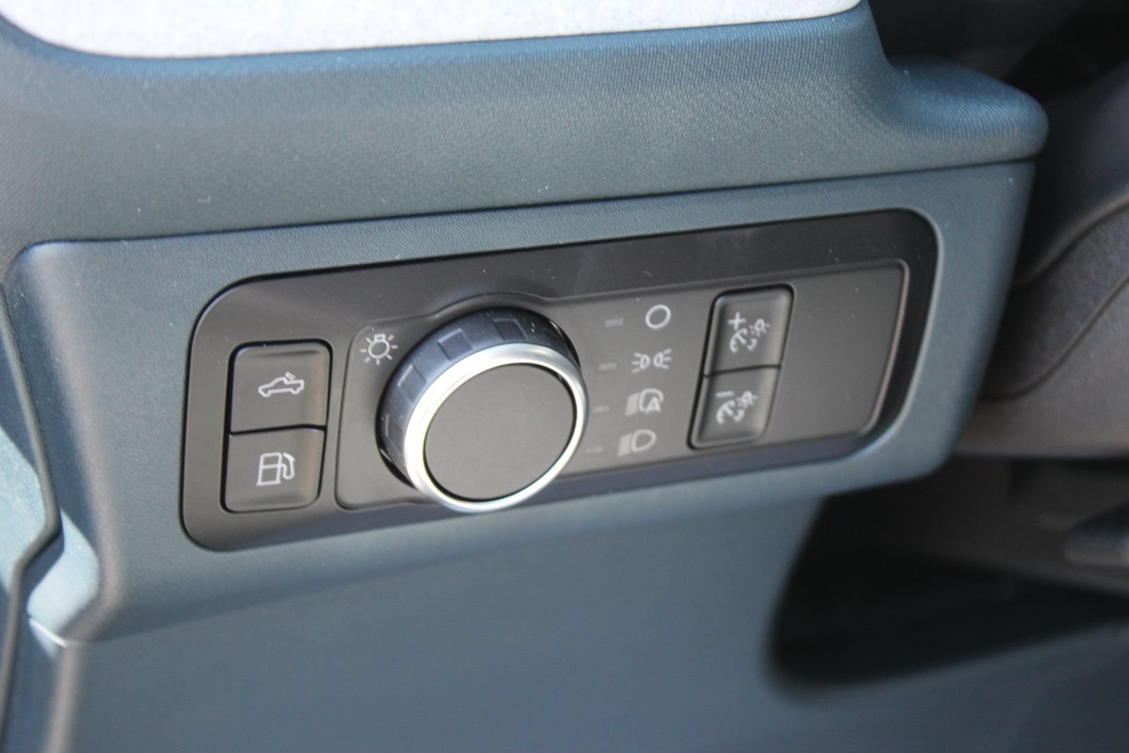 New 2025 Ford Maverick XLT w/ XLT Luxury Package FWD image 25