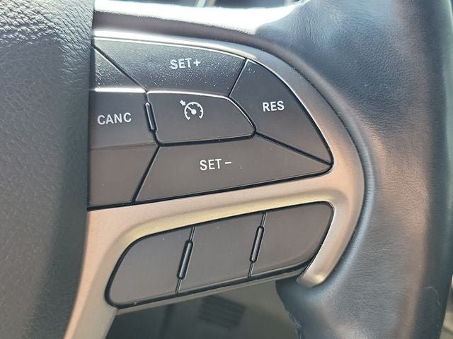 Used 2020 Jeep Grand Cherokee Laredo AWD/4WD image 16