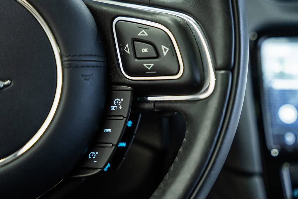 Used 2019 Jaguar XJ R-Sport image 34