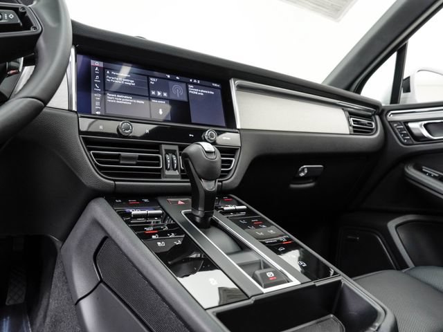 Certified 2026 Porsche Macan AWD/4WD image 19