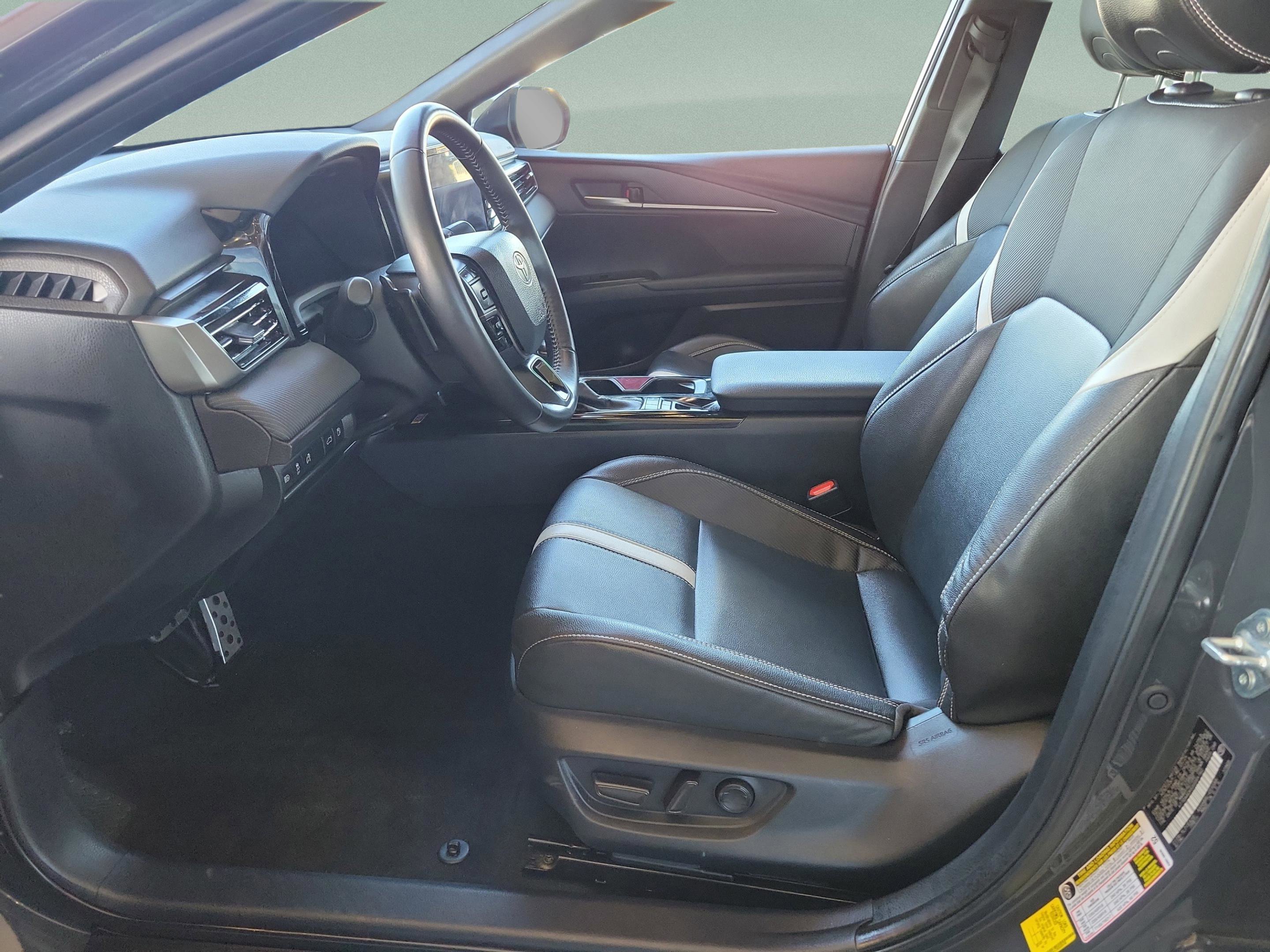 Used 2025 Toyota Camry SE image 33