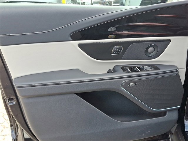 Certified 2025 Lincoln Nautilus Reserve image 12