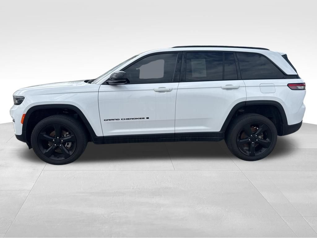 Used 2023 Jeep Grand Cherokee Altitude AWD/4WD image 3