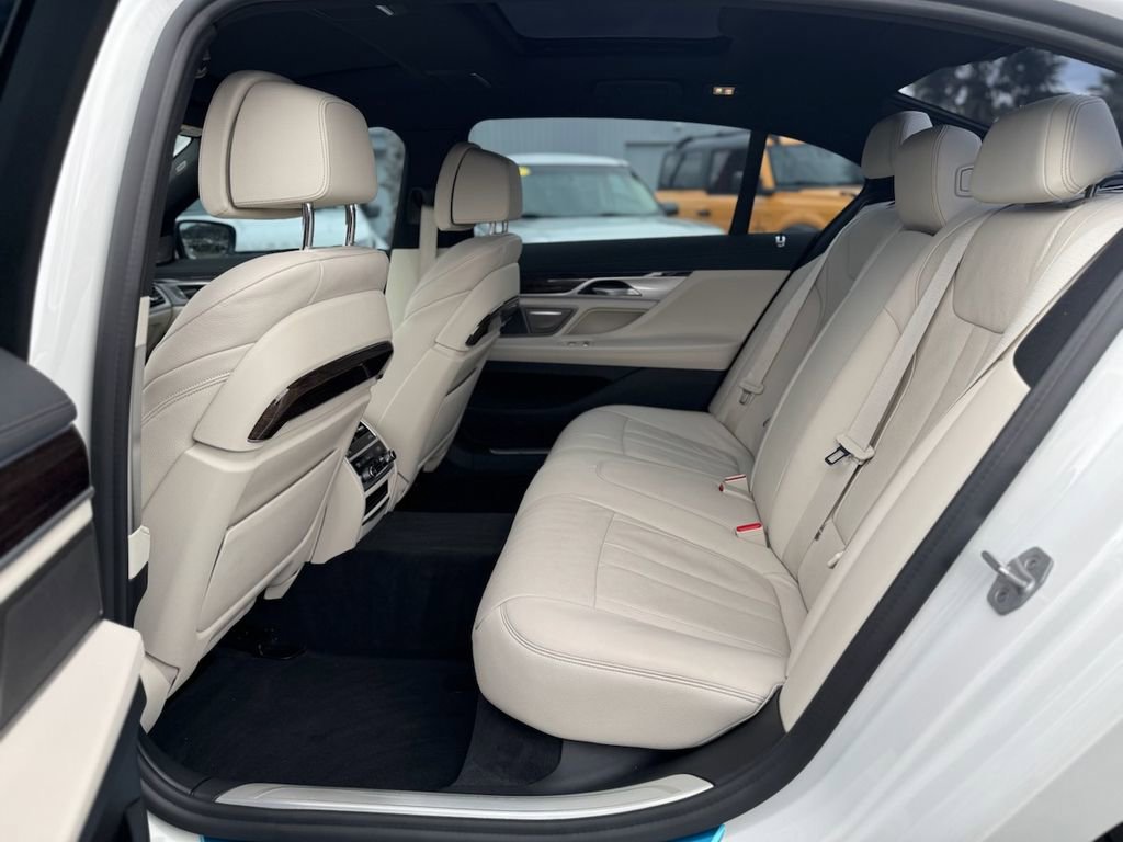 Used 2021 BMW 740i w/ M Sport Package RWD image 15