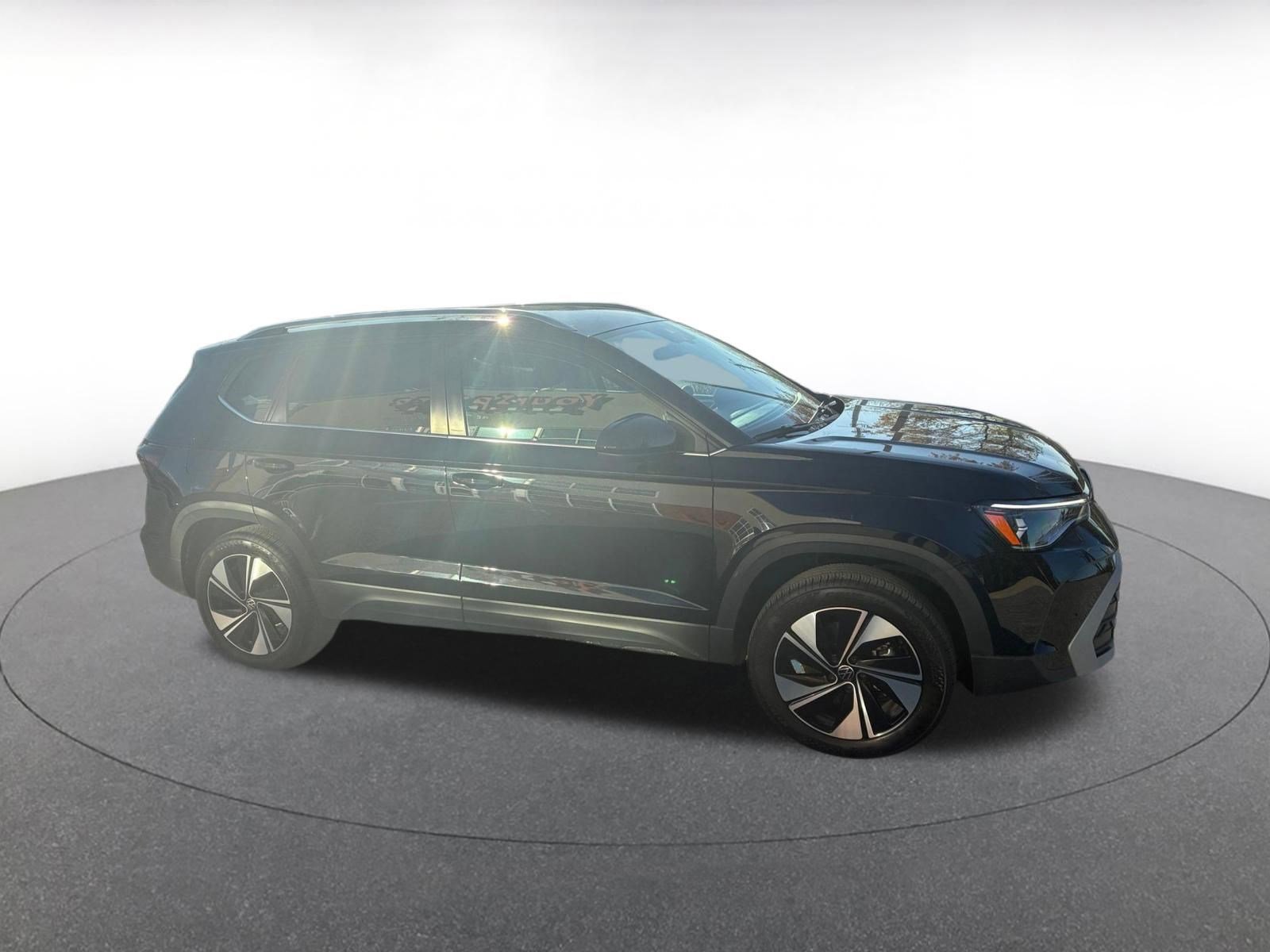 Used 2025 Volkswagen Taos SE AWD/4WD image 1