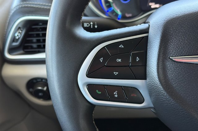 Used 2024 Chrysler Pacifica Limited FWD image 30