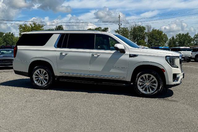 Used 2022 GMC Yukon XL SLT w/ SLT Premium Package AWD/4WD image 2
