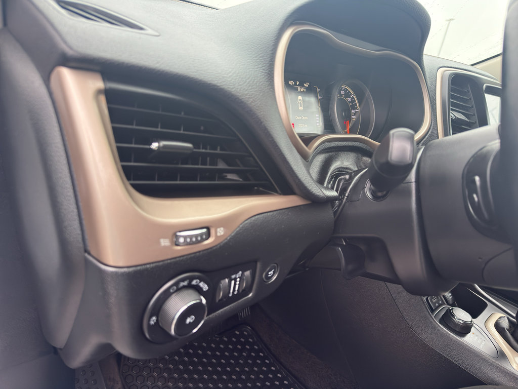 Used 2017 Jeep Cherokee Latitude w/ Comfort/Convenience Group image 14