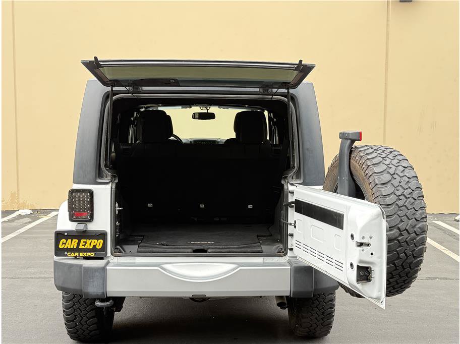 Used 2015 Jeep Wrangler Unlimited Sahara w/ Connectivity Group AWD/4WD image 23