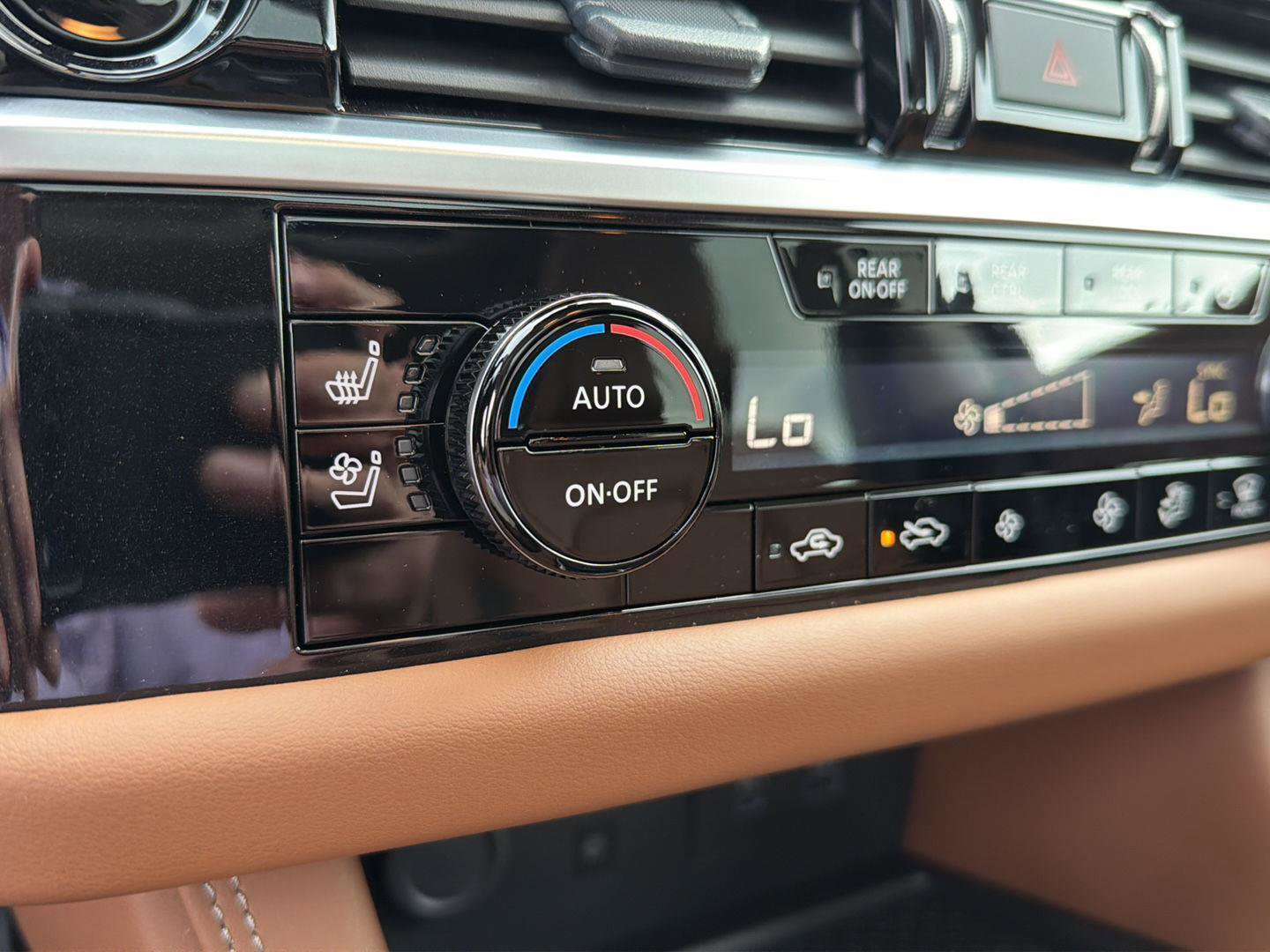 Used 2025 Nissan Pathfinder Platinum FWD image 30