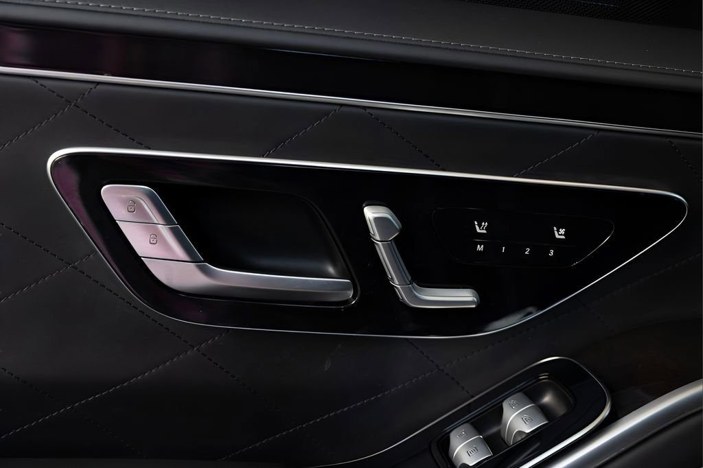 Used 2022 Mercedes-Benz S 580 4MATIC Sedan w/ AMG Line Package image 52