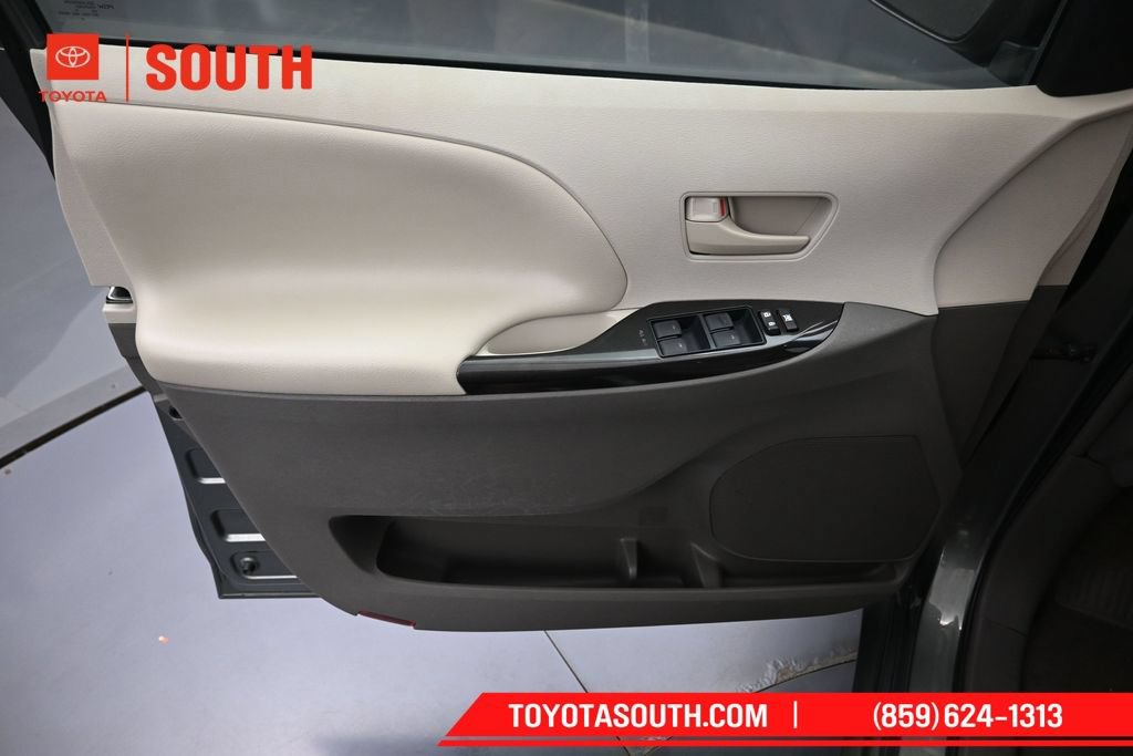 Used 2014 Toyota Sienna LE AWD/4WD image 20